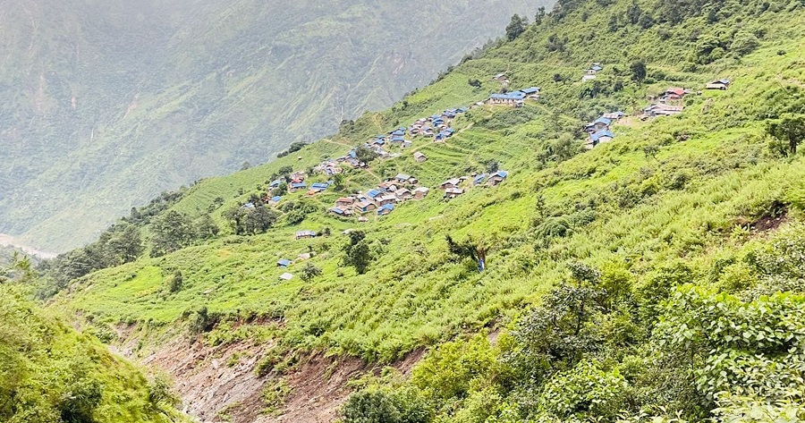 जमिन भासिँदै गएपछि खानीगाउँ पहिरोको जोखिममा