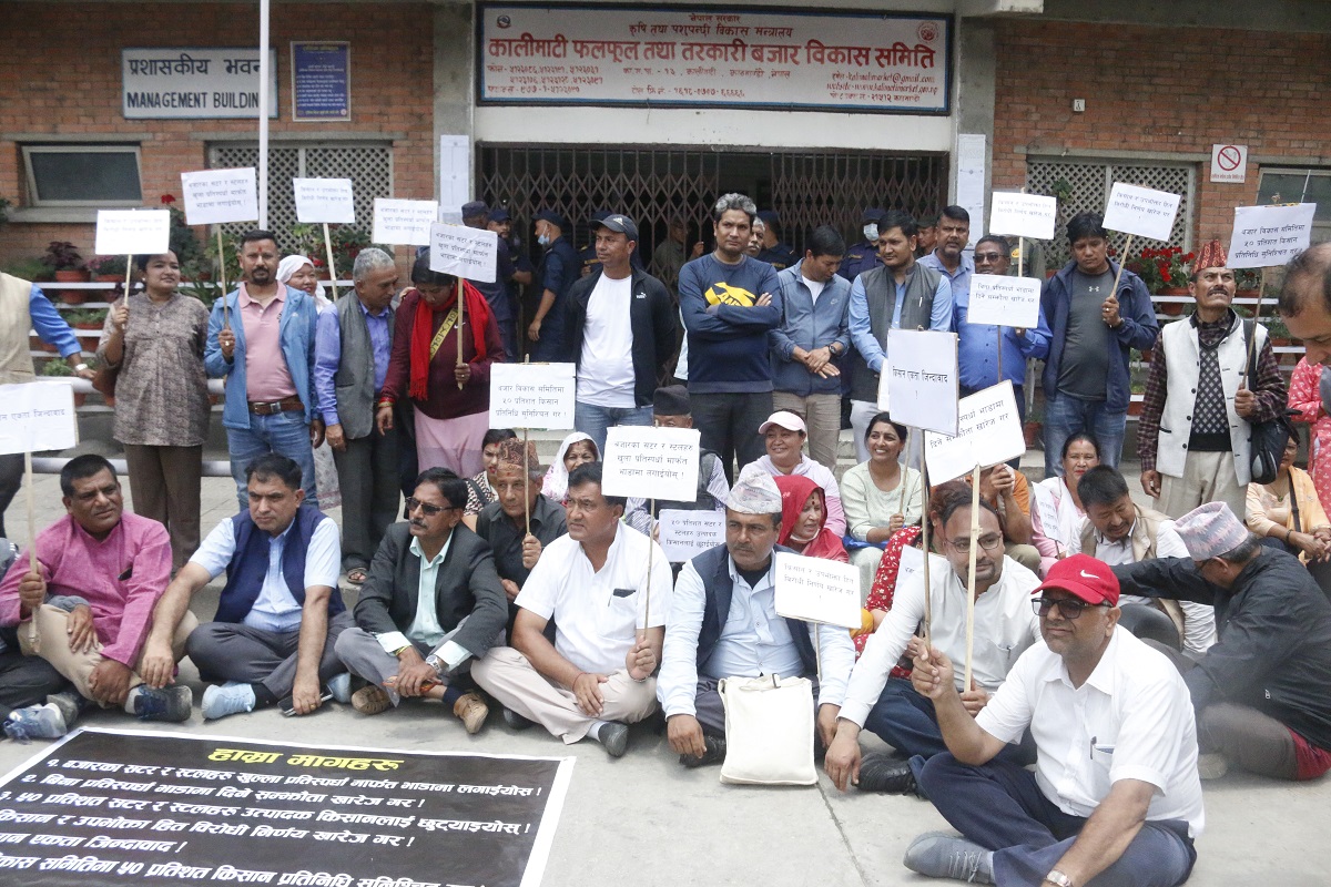 बिना प्रतिस्पर्धा कालीमाटीका सटर भाडामा दिने सम्झौता खारेज गर्न माग (फोटोफिचर)