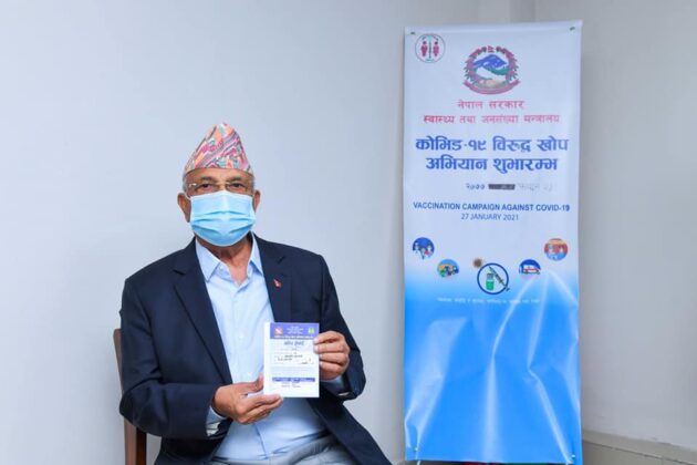 प्रधानमन्त्री ओलीले लगाए कोरोनाविरुद्धको खोप