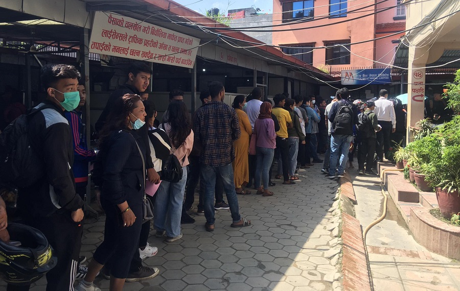 लाइसेन्स नवीकरण गर्न पाँच घण्टा, पाउन एक वर्ष