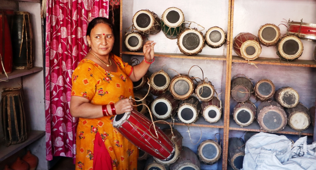 गाउँ–गाउँमा साउण्ड सिस्टम पुगेपछि संकट मादल व्यवसाय