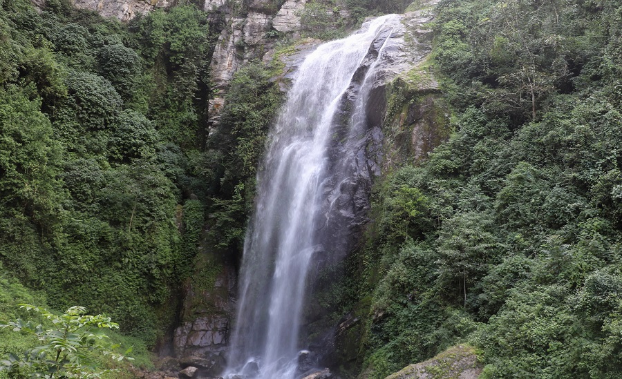 पर्यटकको आकर्षक गन्तव्य बन्दै भोजपुरको महभिर झरना