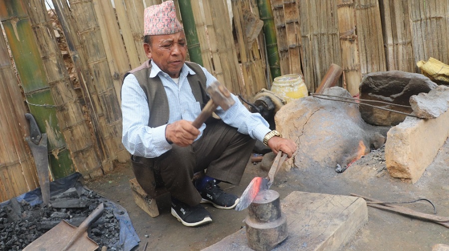 भोजपुरे खुकुरीको संरक्षणमा जुटेका महेन्द्र, वार्षिक १० लाखसम्म आम्दानी