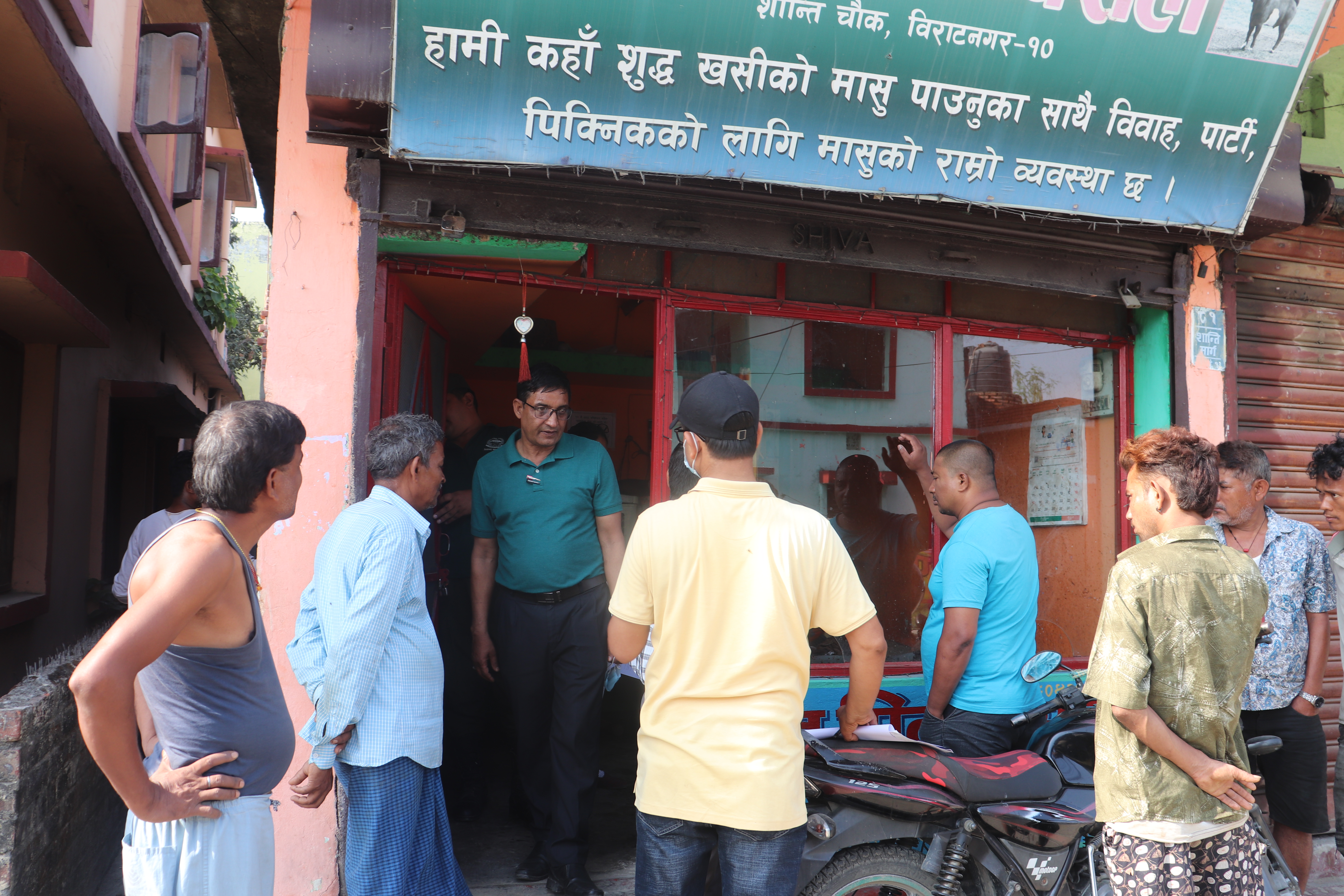 विराटनगरमा अवैध पसल खोलेर अस्वस्थ मासु बेच्नेको भागाभाग, दर्जनौं पसलमा अनुगमन