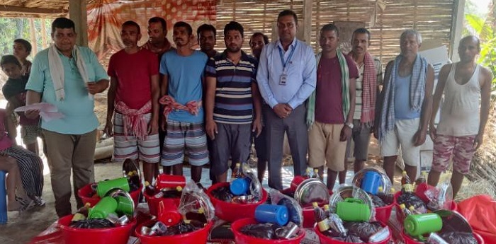 माछापुच्छ्रे बैंकद्वारा आगलागीमा परेका ११ घर परिवारलाई खाद्यान्न तथा भाडाँकुडा सहयोग