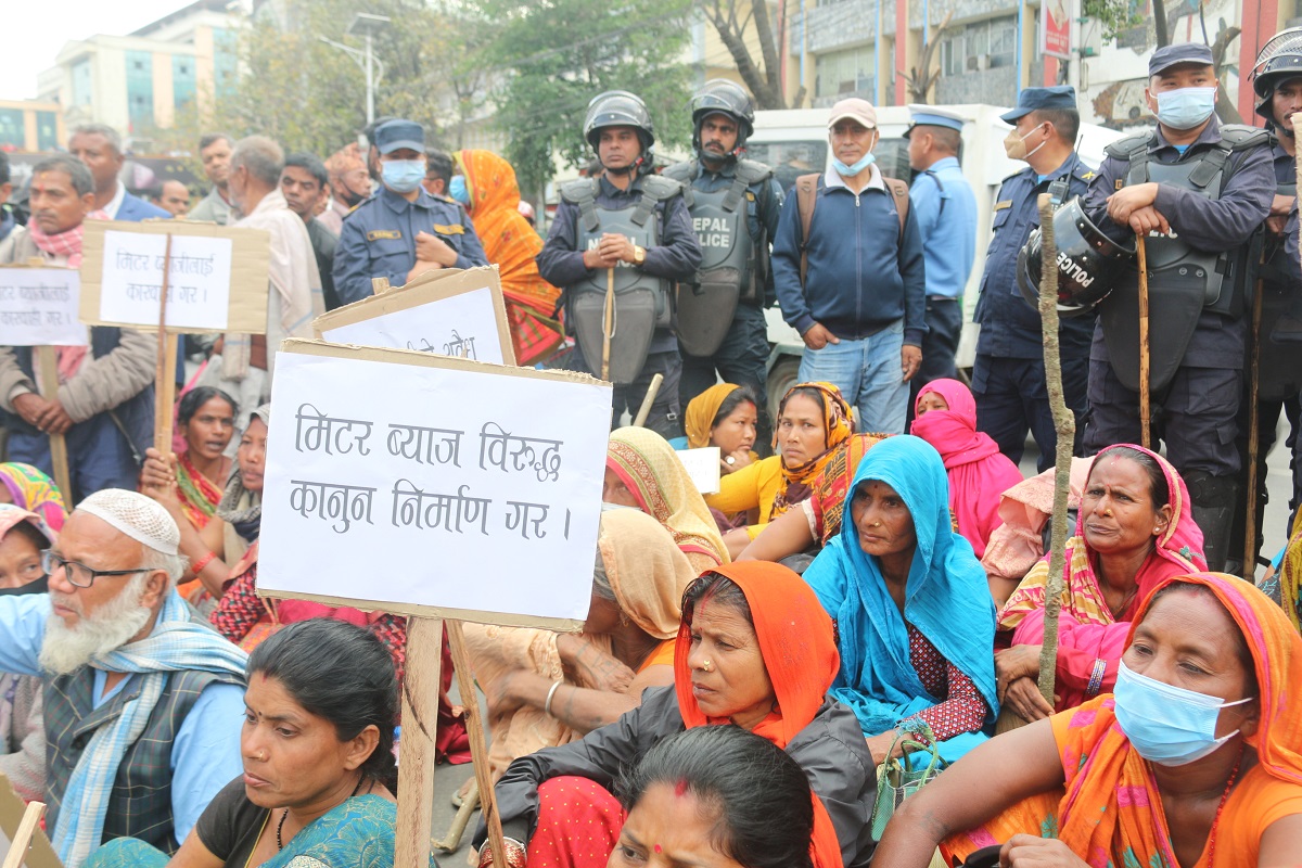 एघार दिन हिँडेर आएका मिटरब्याज पीडितहरुले पाएनन् धर्ना बस्ने ठाँउ (फोटोफिचर)