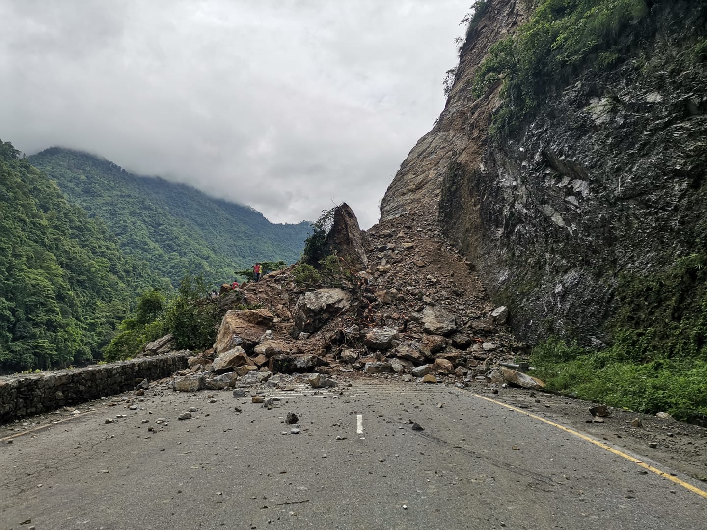 अवरुद्ध राजमार्ग तत्काल सञ्चालनमा ल्याउन कावा प्रधानमन्त्री खड्काको निर्देशन