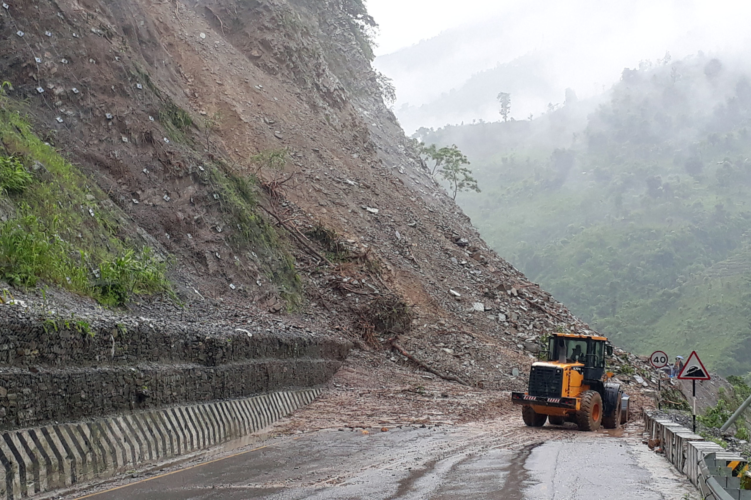 केहि दिनदेखि परेको वर्षाका कारण राजमार्ग तथा सडकमा ठूलो क्षति