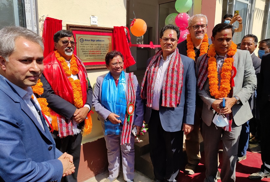 खाना पकाउने ग्याँसलाई विस्थापित गरी विद्युतीय चुलो प्रयोग गरौंः अर्थमन्त्री