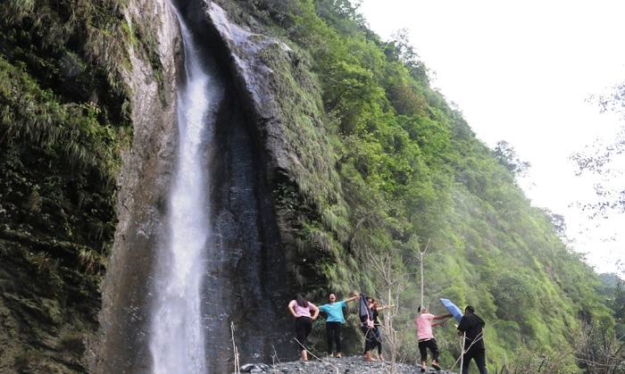 पर्यटकको आकर्षण बन्दै रोला झरना