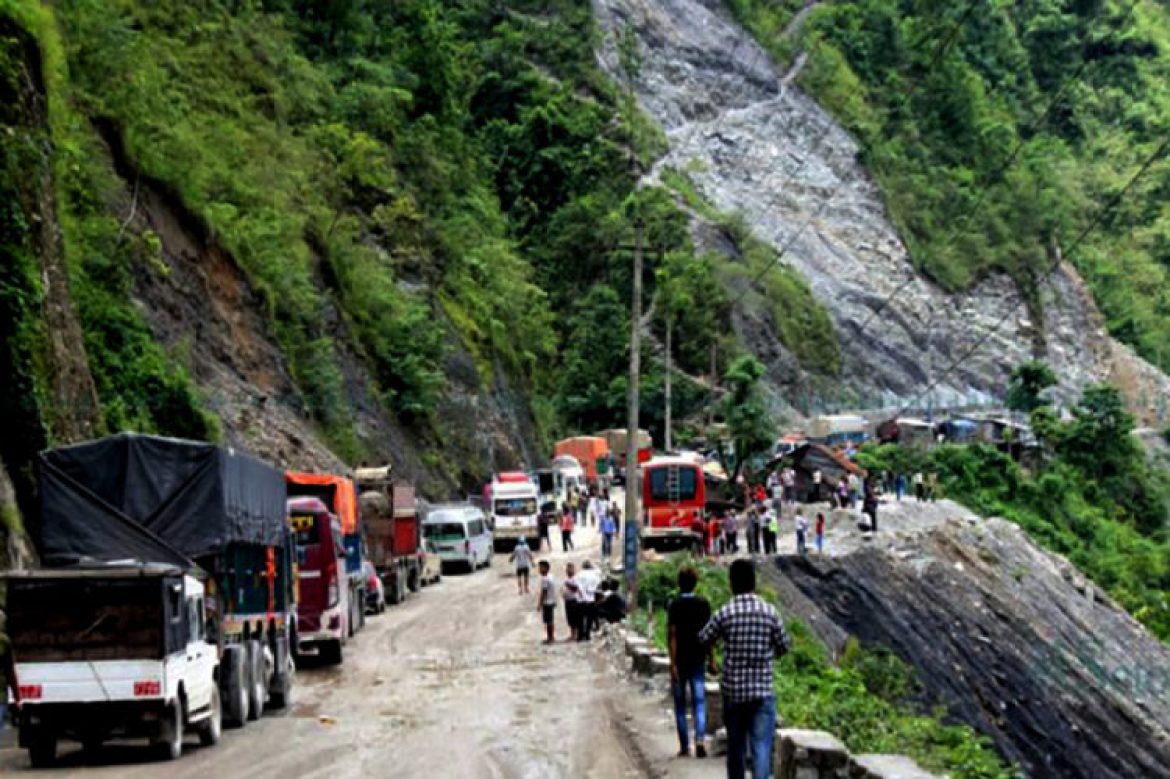 एका बिहानै पहिरो खसेपछि नारायणगढ–मुग्लिन सडक दुईतर्फी बन्द