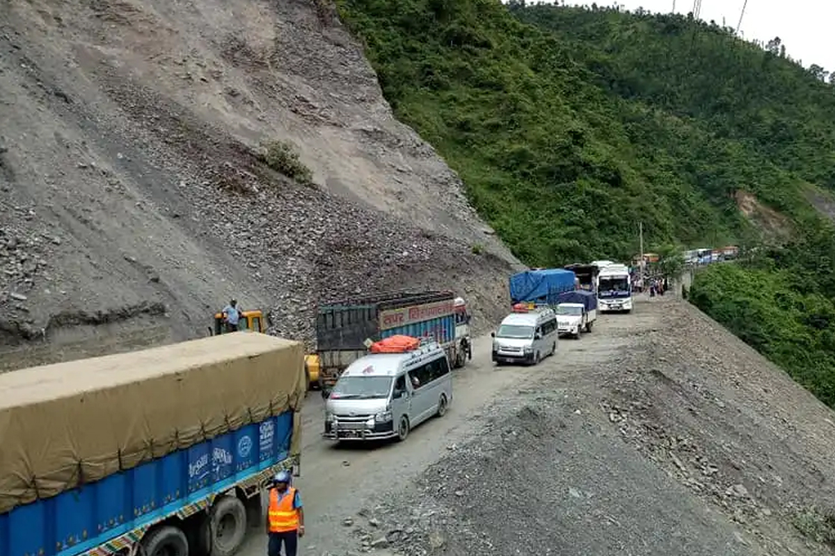 पहिरो आएको कारण नारायणगढ–मुग्लिन सडक अवरुद्ध