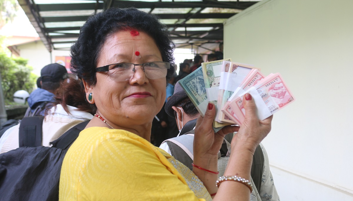 हामीले त साट्यौँ नयाँ नोट ! (फोटोफिचर)