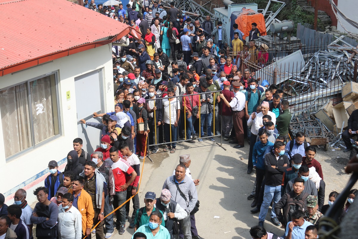 बैंकहरू ग्राहकको सेवाप्रति उदासीन बन्दा नयाँ नोट सटहीमा हैरानी