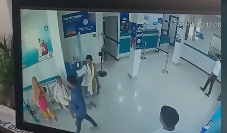 महोत्तरीमा बैंकबाट दिउँसै ३८ लाख रुपैयाँ लुटियो