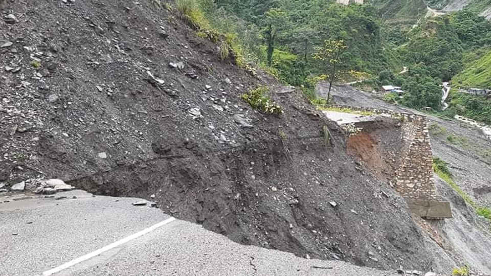 पाँच दिनदेखि पहिरो पन्छाउन नसक्दा खुल्न सकेनन् यातायातका साधन