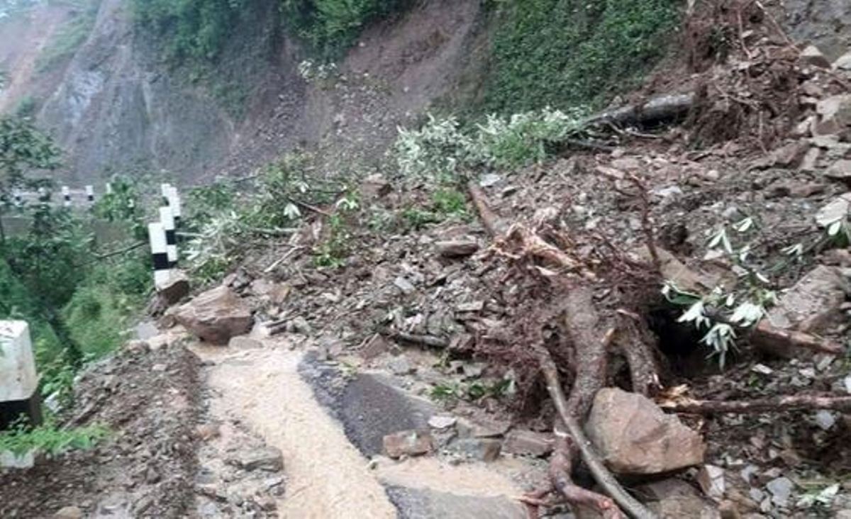 पहिरो खस्दा मध्यपहाडी लोकमार्ग अवरुद्ध