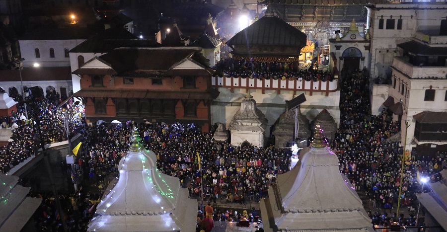 आधा घण्टाभन्दा लाइन लाग्नु पर्दैन भनेर झुक्याइयो, बिहान ३ बजेदेखि दिउँसो २ बजेसम्म उभिँदा सास्ती