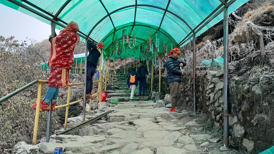 पाथीभरा जाने पदमार्गमा ९० लाख खर्चेर बनाईयो फाइबरको छहारी