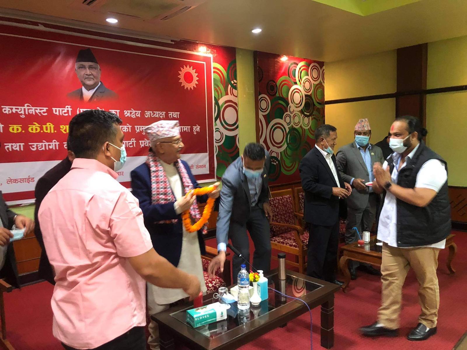 पोखराका एकसय बढी पर्यटन व्यवसायी नेकपा एमाले प्रवेश