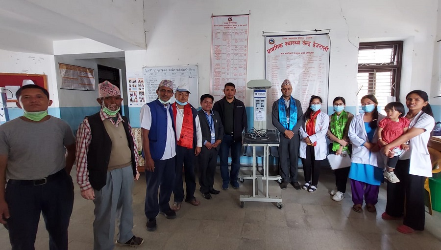 ज्योति विकास बैंकद्वारा देउराली प्राथमिक स्वास्थ्य केन्द्रलाई बेबी वार्मर प्रदान