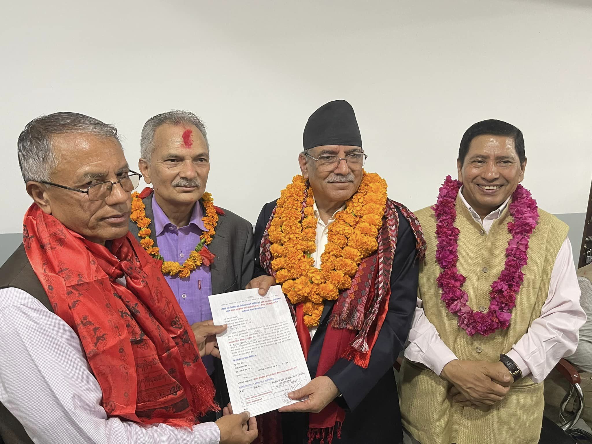 बाबुराम र नारायणकाजीलाई दाँयाबाँया राखेर गरे प्रचण्डले मनोनयन दर्ता