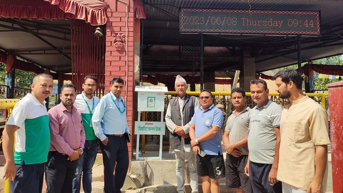 सिटिजन्स बैंक देवीघाट शाखाद्वारा क्युआर कोर्ड भएको चन्दा बाकस वितरण