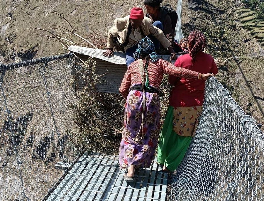 काम गर्दाको ज्याला नपाएपछि पुल बन्द