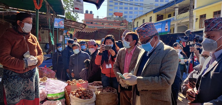 नक्साल तरकारी बजारबाट सानिमा बैंकको क्यूआर कोड सेवा शुरु
