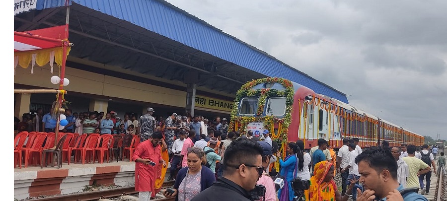 बिजलपुरा स्टेसनमा पुग्यो रेल, यातायातमन्त्रीले गरे शुभारम्भ