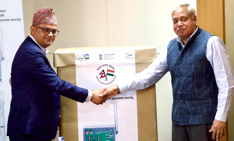 भारतीय दूतावासद्वारा डायलासिस उपकरण हस्तान्तरण
