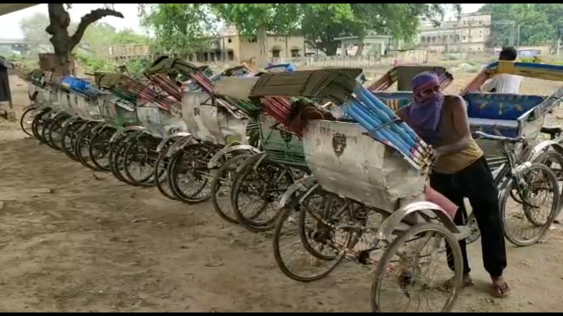 दश हजार रिक्सा चालक संकटमा, हातमुख जोड्नै सकस