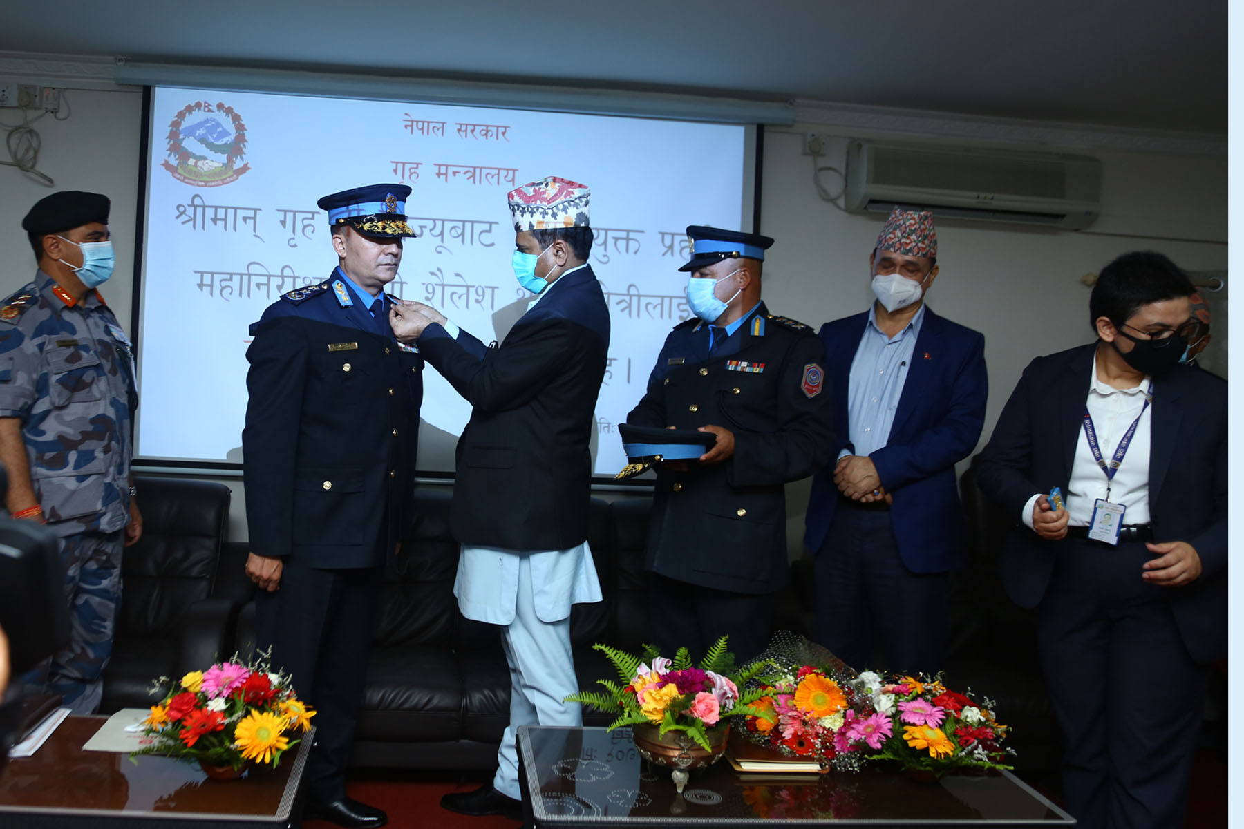 नवनियुक्त प्रहरी महानिरीक्षक थापालाई दर्ज्यानी चिह्न प्रदान