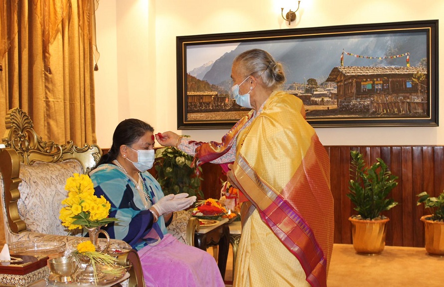 भिआईपी टिका, कसले कसरी लगाए