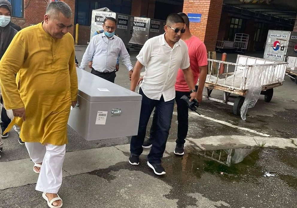 दुई महिनादेखि दुबईमा अलपत्र शव दुर्गा प्रसाईंको पहलमा नेपाल आइपुग्यो