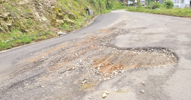 सडक कालोपत्रे गरेको दुई दिनमै खाल्डैखाल्डा