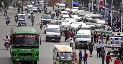 जोरबिजोर लागू भएपछि सार्वजनिक सवारीमा भीड, कोरोना जोखिम झन् बढ्यो