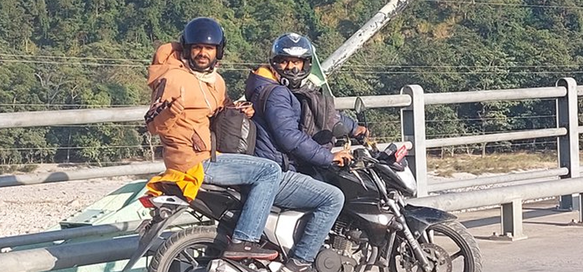 चुनावी कार्यक्रम सकेपछि मोटरसाइकलमा फर्किए सागर ढकाल