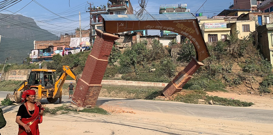 राजमार्ग विस्तारका लागि भत्काइयो सहिदगेट