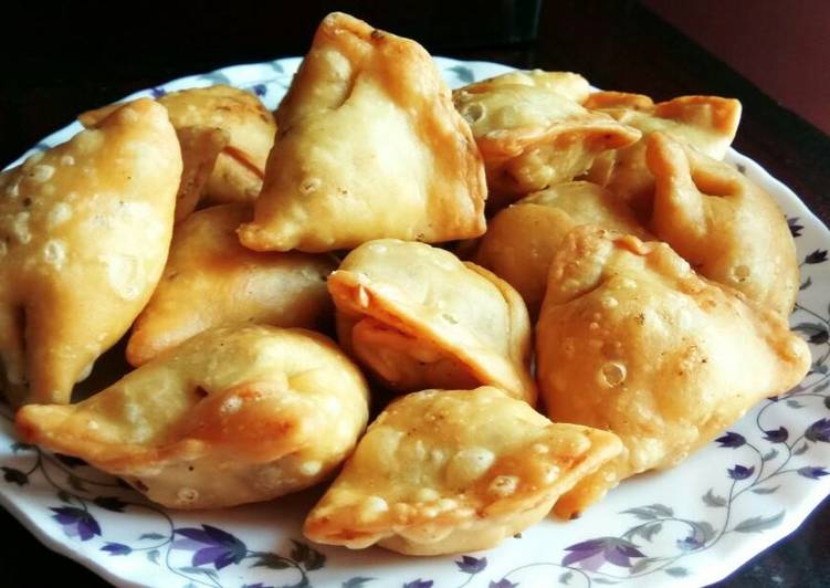 समोसा बेचेर जीवन चलाउँदै शिवलाल