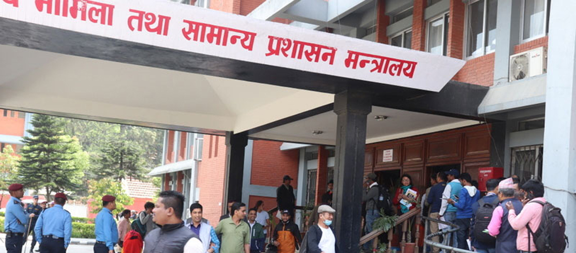 संघीय निजामती ऐनमा अझै झेल, मन्त्रीसँग मन्त्रालयकै अधिकारी असन्तुष्ट