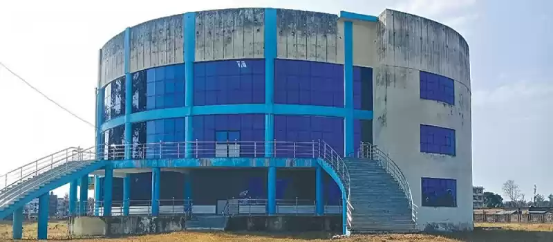 नौ करोडमा बनेको सभागृह अलपत्र