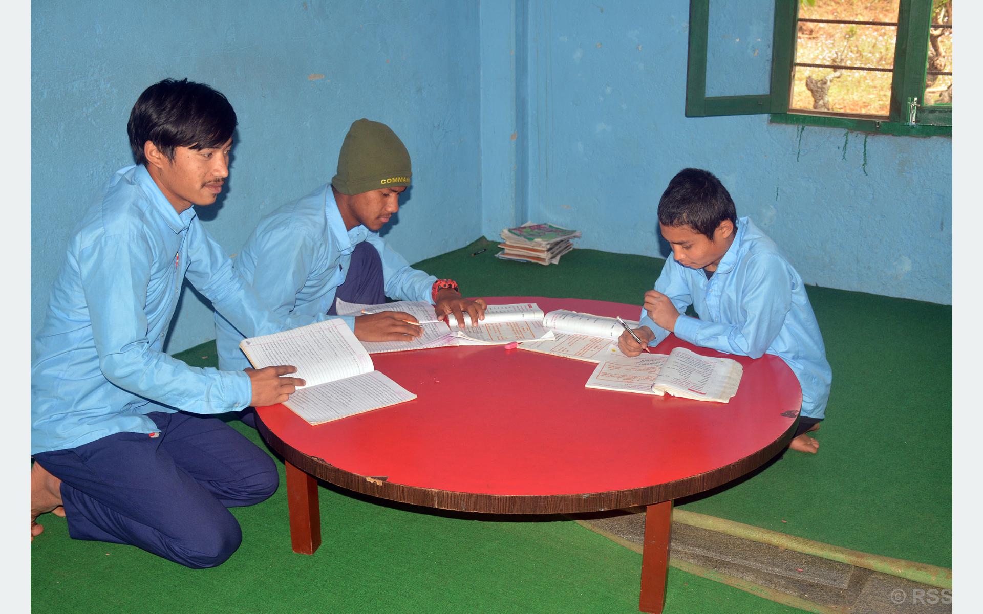 सुस्त श्रवण भएका व्यक्ति पढ्ने विद्यालयलाई आर्थिक समस्या