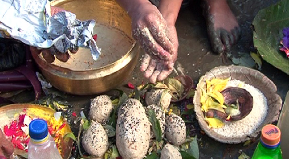 जजमान र पुरोहित  घरमा बसेर भर्चुअल सोह्रश्राद्ध