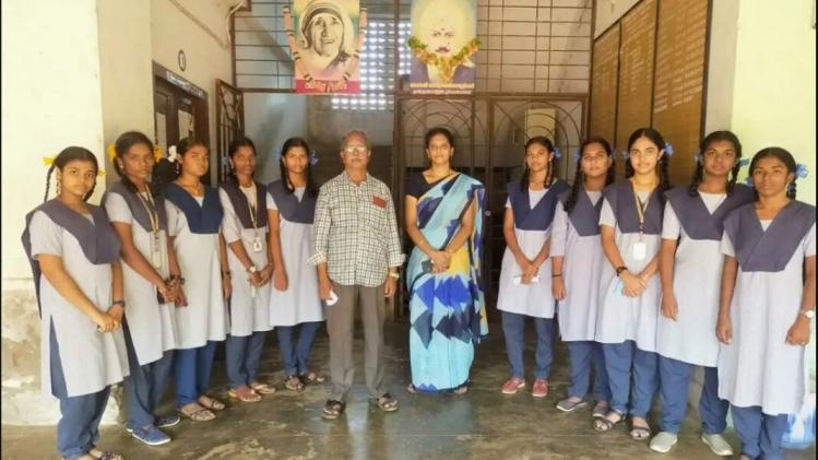 भारत ७५० जना छात्राले बनाएको सेल्फी क्यामेरा जडित भूउपग्रह प्रक्षेपण गर्दै