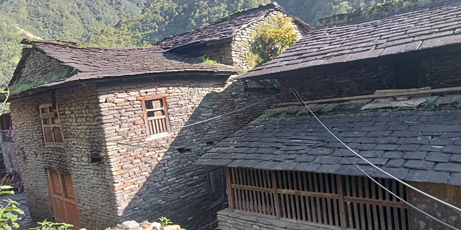 शहर र विदेश पस्ने लहरले खण्डहर बने गाउँका ढुङ्‍गेघर