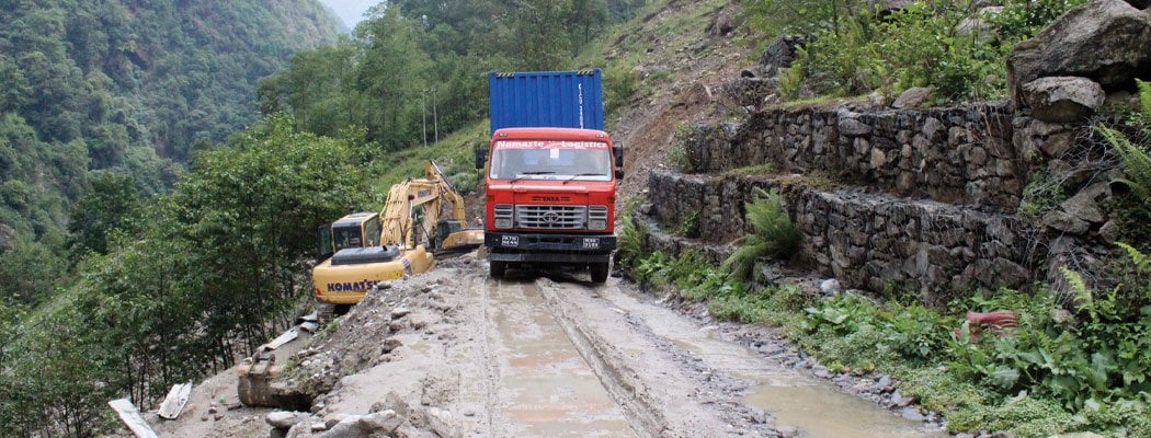 भनाइले मात्र सञ्चालनमा आएको तातोपानी नाका, अवस्था भने कन्तविजोग