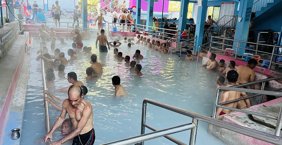 तातोपानी कुण्डमा डुब्नेहरुको भीड, कति लाग्छ शुल्क ?
