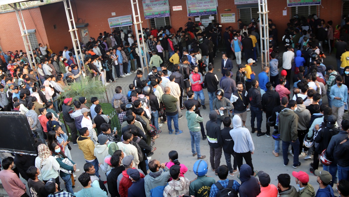 अग्रिम टिकट बुकिङका लागि बसपार्कमा भीड, दुई दिनमै झण्डै ४० हजार बुकिङ