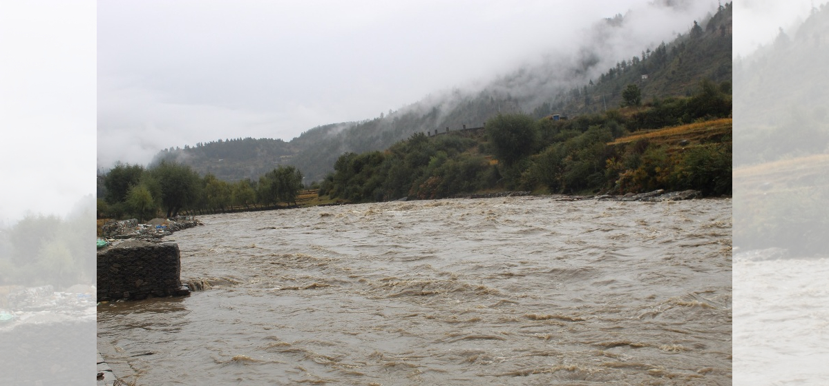 पुलबाट चिप्लिएका एक युवा नदीमा बेपत्ता